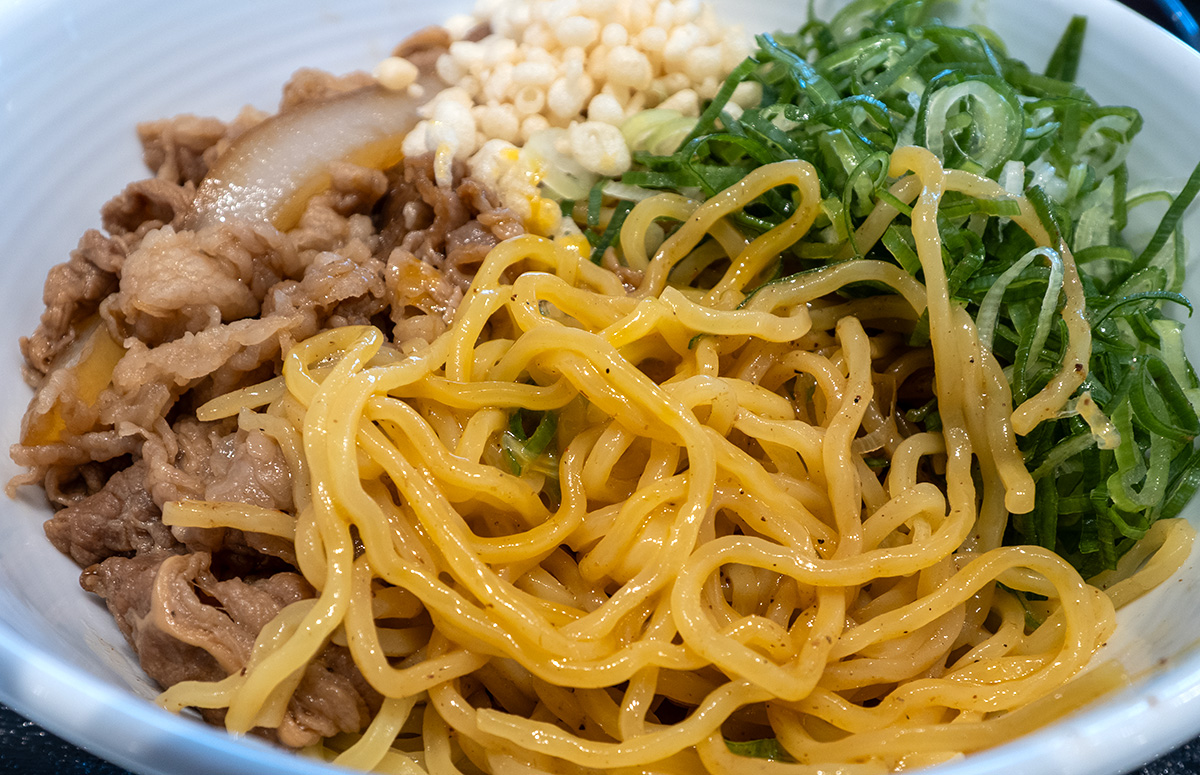 吉野家 牛玉スタミナまぜそば。魚介の旨みきいたさっぱりコクある冷やしまぜそば - メシペロ.com