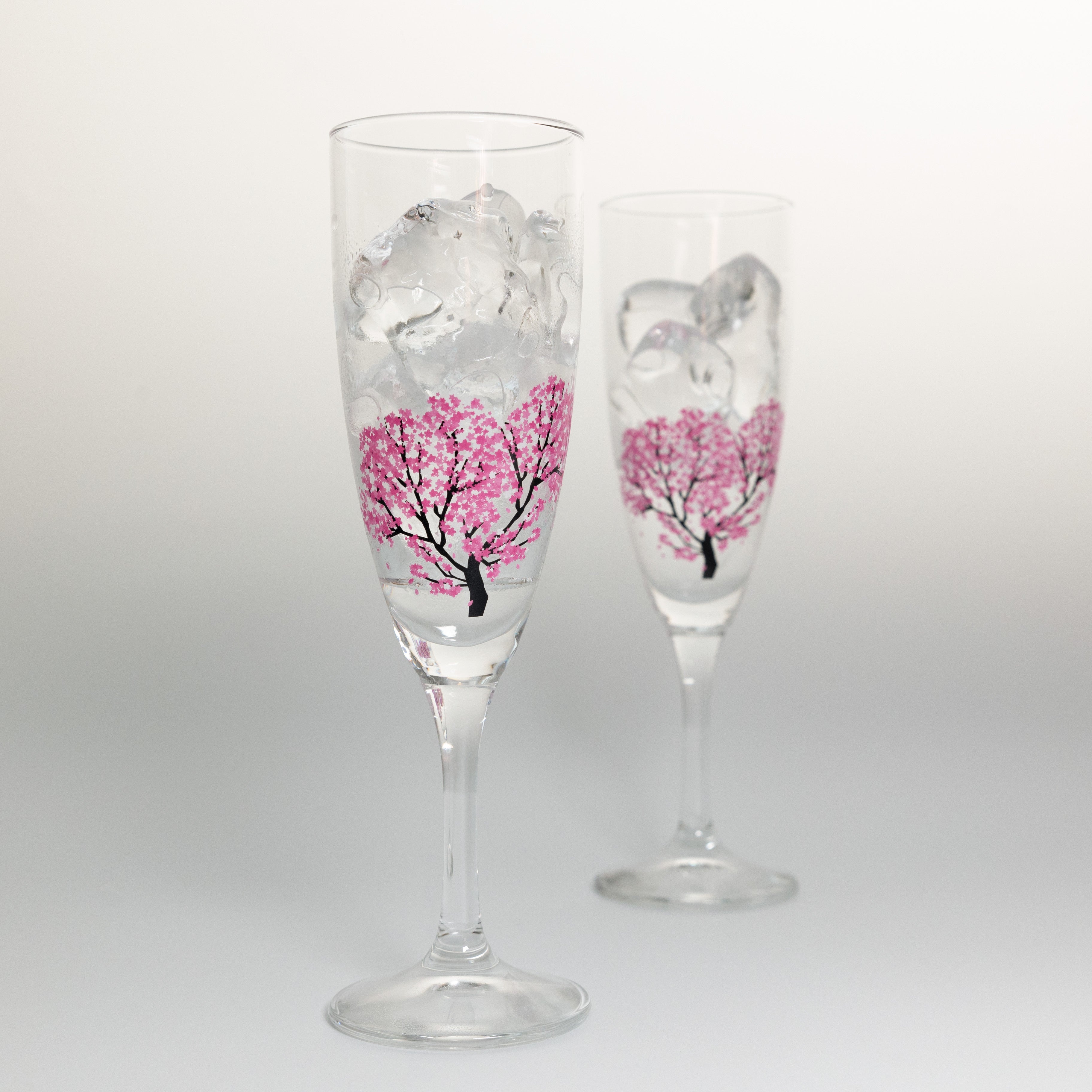 桜”と“バラ”のシャンパン・カクテル銀座Bar Misty ミスティ フルーツカクテルが魅力のバ