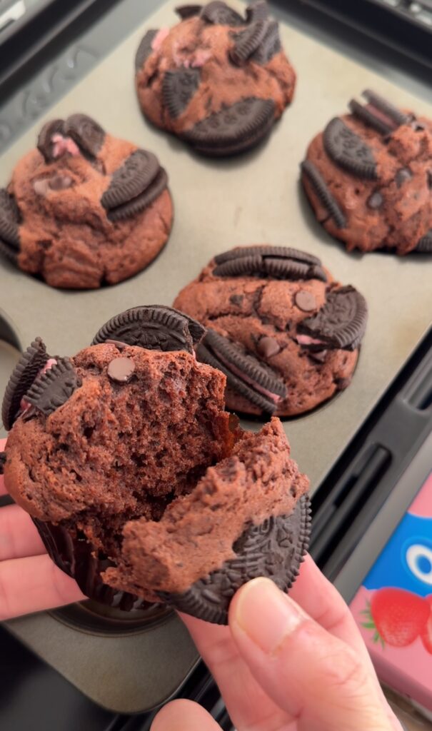 混ぜて焼くだけ♪オレオのザクザク食感がたまらない「チョコレートマフィン」の作り方