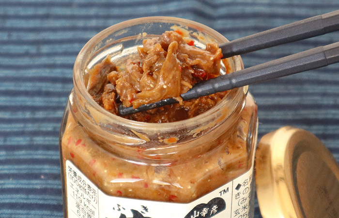 最強ごはんのお供ふき味噌 , 今年はずいぶんと春が早い, 友人宅の庭では「ふきのとう」がお目見えし, ありがたいことにお裾分け頂いたので,早速ふき味噌作りました。, 自生しているふきのとうは苦味強め, 収穫してから時間が経っているものも, 苦味が強くなっている可能性があるので,少し長めに水にさらすと, 風味豊かで程よい苦味の, ふき味噌に仕上がります。, 炊き立て熱々ごはんに乗せたら,