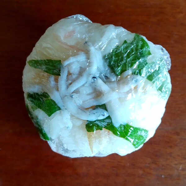 しらすチーズ大葉でおにぎり Onigiri with Shirasu, Shiso and cheeseごちそうおにぎりyummyhomemadehealthyonigiricheesericeballriceおいしいおにぎりおむすび手作りごま油がいい感じ🤤 しらす＋しょうゆ＋ごま油、大葉、チーズ ご飯、ごま
