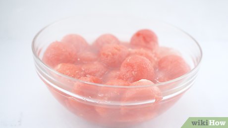 スイカウォッカ 漬け ^^； 丸ごとスイカにウォッカ瓶をぶっ刺すのはウチでは無理なので😅食べるカクテル🍉karinskaウォッカ美味しいけど久しぶりで結構キますね～😚