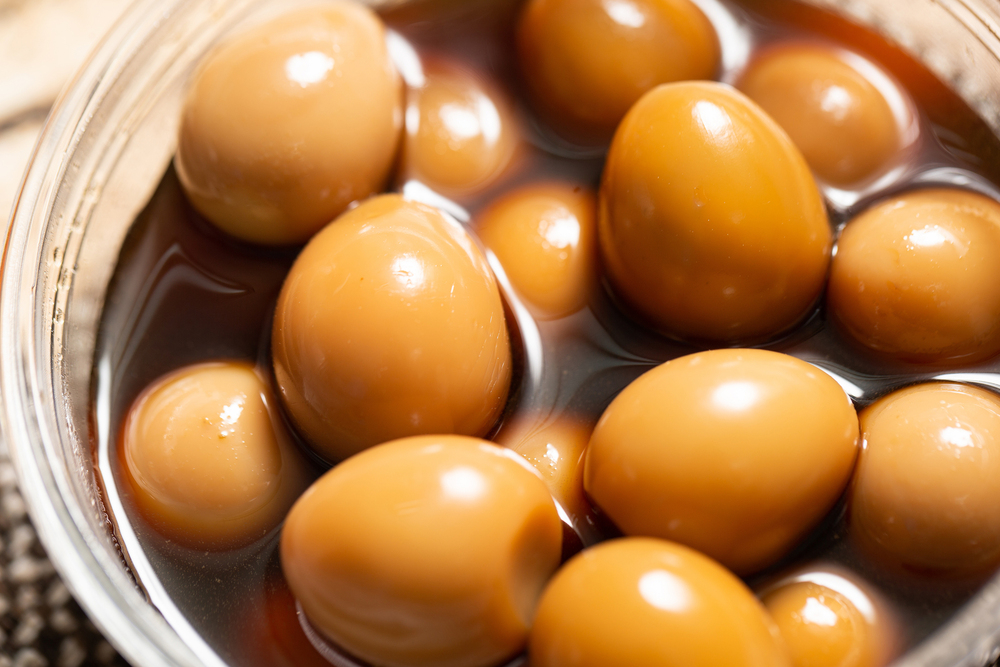 人気の作り置き常備菜。だしがきいてる半熟煮卵 味玉 のレシピ。白だしと酢で味つけ簡単作り方。 - つくりおき食堂