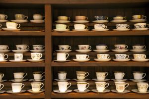 ティーカップのソーサーは持つ？ 持たない？育ちがいい人はどうする？もっと！「育ちがいい人」だけが知っていることダイヤモンド・オンライン