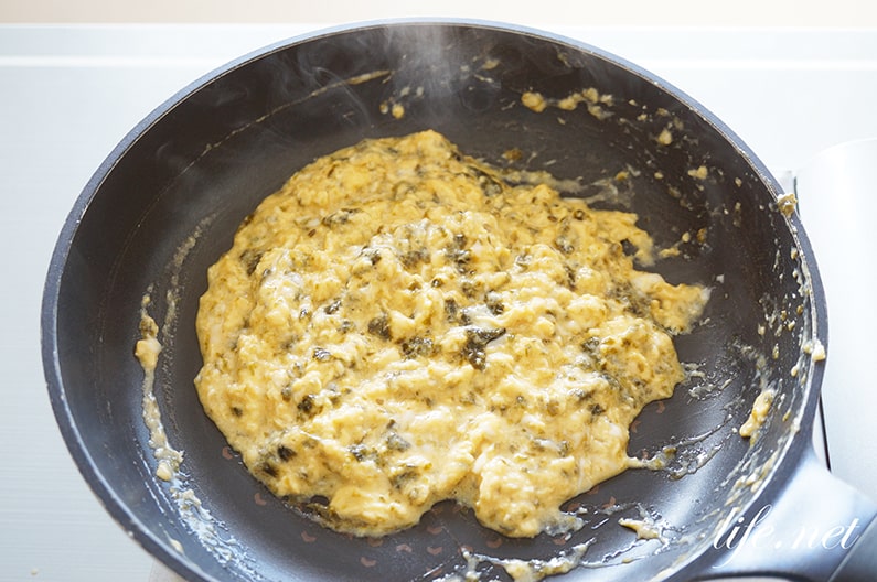 だし巻き玉子 ２〜３人分① 耐熱容器に水 １５０ml かつお節 ２パック１０g を入れ、電子レンジ ６００W で２分加熱。濾してかつお出汁 をとり、しょう油 小さじ１ みりん 小さじ２ を加えて、粗熱がとれたら片栗粉 小さじ１ を加えて混ぜる ② ボウルに卵