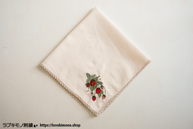 Okyo is in the room.: イチゴの刺繍 １