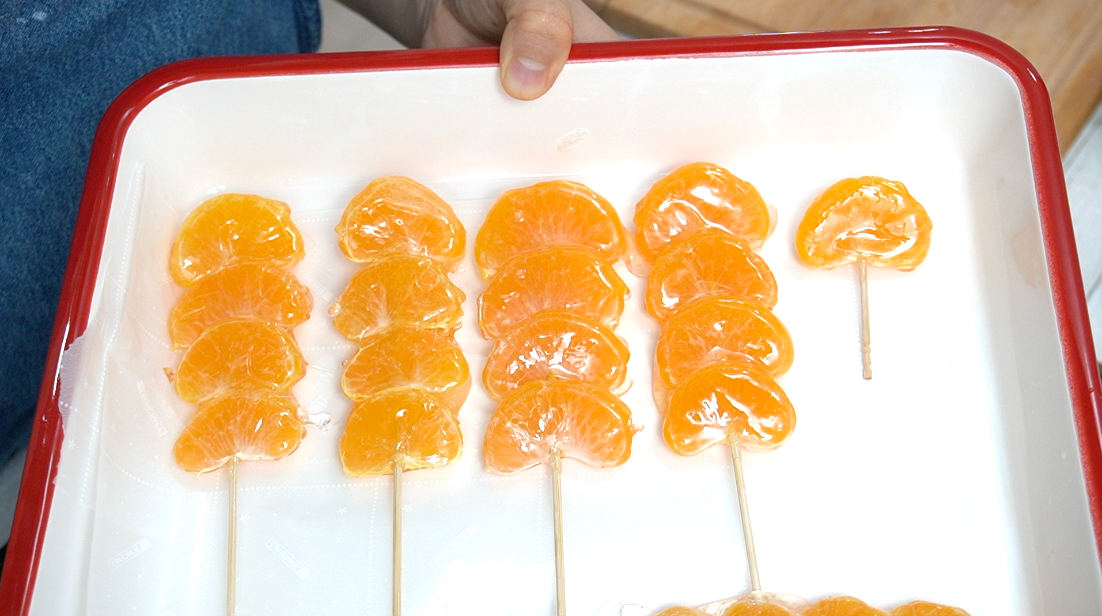 100均材料で作るみかん飴🍊, 先日のインスタライブで作ったフルーツ飴のひとつ、, みかん飴ができるまでをぎゅっと動画にしました✨,みかんは全部100均材料で作れる＆お手軽レシピを考えました！, デザインカッターで線を入れて、背面はアルミホイルで質感をプラス✨,缶詰みかんの、あの可愛いフォルムにこだわりました🍊💓, よかったら、作ってみてください🐰💕,