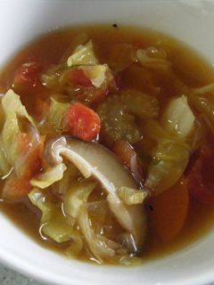 デトックススープ自己流です🥴 きのこと大根をたっぷり使ったデトックススープ。 大根もきのこも腸活にいいのでね。この日のきのこはえのき、椎茸、舞茸、エリンギを🍄 あとは大根とゴボウとレタスとニンジン。 食物繊維もたっぷりです！ 胡麻油で大根とゴボウニンジン