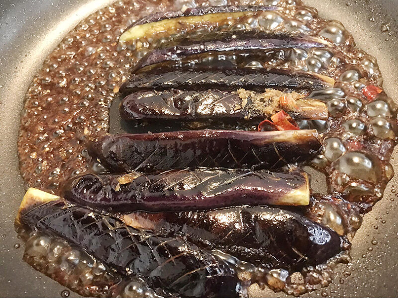 油問題がついに解決！ナスの下処理』 どんなことでもコメントしてもらえたら嬉しいです❤️ 保存も忘れずに😊 ————————————————————料理が苦手な人でも作れる👌 忙しい人のための、お手軽レシピを発信中🥣 @kurashiru のフォローをお願いします