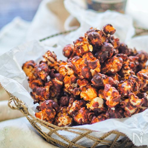 ＼🍫チョコレートポップコーンの作り方🍿 , とっても簡単！甘じょっぱくておいしい😋, 十勝ポップコーンでチョコポップコーン作り🧑‍🍳,材料 , 🍿十勝ポップコーン うま塩1袋, 🍫板チョコレート 1枚, ☕️ココアパウダー 大さじ1杯 5g程度 ,作り方 ,下準備:板チョコレートを湯煎で溶かす, ①十勝ポップコーンを電子レンジで作る,