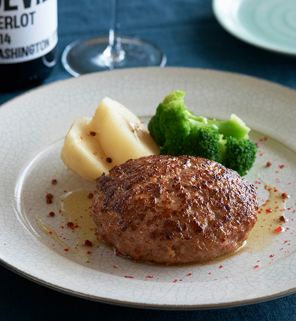 シェフがたどり着いた肉汁溢れるハンバーグ！！, ▪️どんなことでもコメントしてもらえたら嬉しいです☺️,材料 2人分, 合挽き肉300g,玉ねぎ1 4個, お麩10g, 塩3g, 牛乳大さじ2, ブラックペッパー少々, ナツメグ少々,ケチャップ小さじ1, ウスターソース小さじ1, 溶き卵1 2個分, オリーブオイル大さじ1,