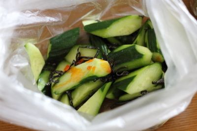 きゅうりの塩昆布ラー油漬け！ 塩昆布の旨味とピリ辛ラー油で食欲進む美味しさのきゅうり漬け！ 全部材料を混ぜて漬けるだけでOK！ 予めきゅうりを塩揉みしておくと、よりしっかり漬かります^^ぜひ試してみてくださいね。 昆布には水溶性食物繊維のアルギン酸や