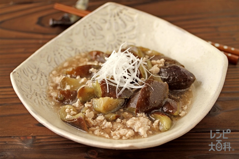 レンジで完結！ なすとひき肉の重ね蒸しねぎ香味だれ