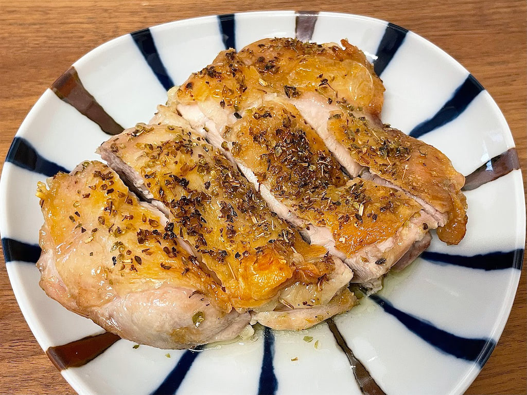 橋本 彩料理家肉も野菜も焼きっぱなしで完成✨鶏と長芋のオーブン焼き とても簡単に出来て、喜ばれます‼️辛くないので、子どももぱくぱく✨ 1枚食い尽くされるオーブン焼きラクすぎて、 色々な味付けで週一くらい出してますが これがとっても人気だった
