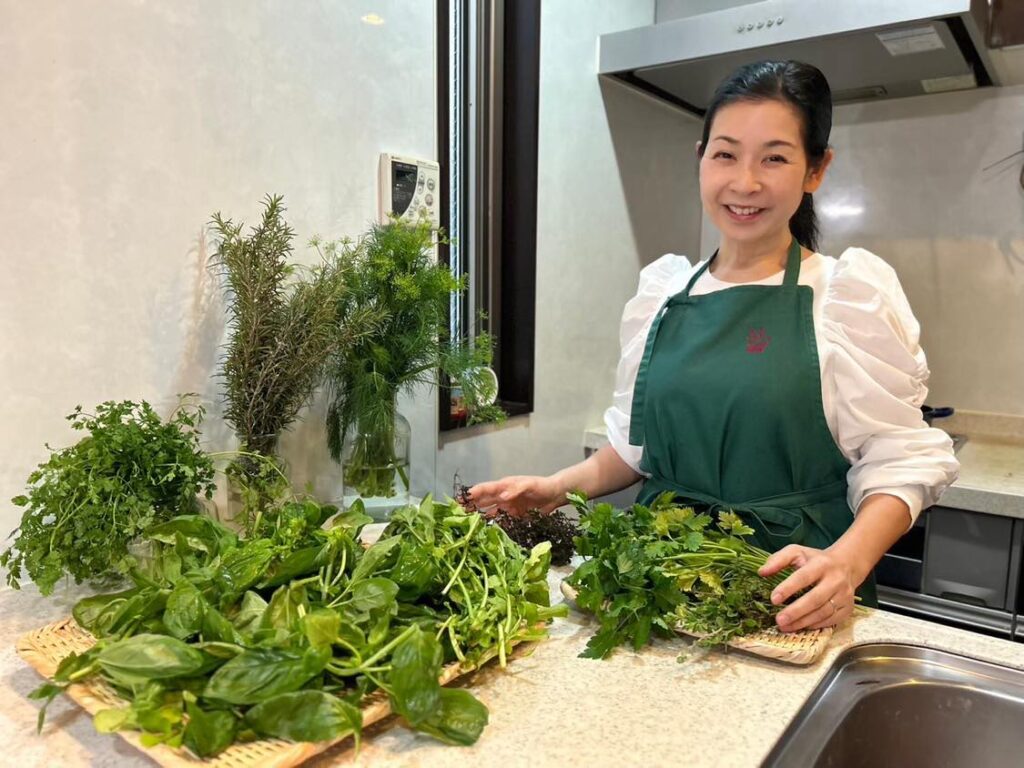 2025年11月5日 水 巣鴨で料理イベント「ハーブが薫る、地中海の家庭料理パーティ！」を開催『世界家庭料理の旅』著者・織田博子×ハーブ コンシェルジュ・小早川愛フレッシュハーブのお土産付き合同会社しろいぶたのプレスリリース