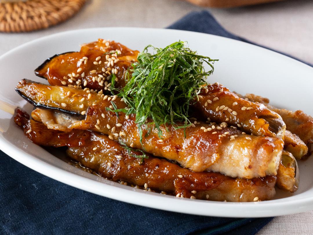 牛肉と大根の韓国風煮物弁当 648円大根の酵素ジアスターゼが消化を助け、牛肉の鉄分でだるさも防ぐ ⁡ ⁡ 副菜は ・チヂミ ・ハムと白菜の中華炒め・小松菜の昆布和え ⁡ ⁡ 仕事前ランチにどうぞ ⁡ 予約はプロフィールのLINEから 店頭受取。 営業時間 6:00–14:00 大阪