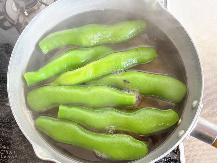 そら豆が3倍美味しくなる基本のゆで方！ かんたん王道レシピは👉@manna0131いつも見て下さってありがとう☺️美味しそうって思ったらスタンプ❤でおしえてね！ そら豆、さやから出すのが楽しいです。旬を楽しんで下さいね😊そら豆と新じゃがのおかかクリームチーズ