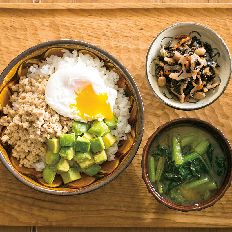 甘酸っぱくて美味！ 鶏肉とアボカドの梅照り焼き丼