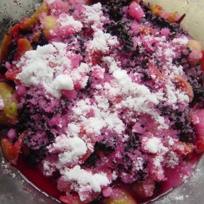 小梅は、『カリカリ』だけじゃない！ あえて『旨味たっぷり＆柔らかく』漬けるレシピをご紹介💁‍♀️ カリカリじゃないから、失敗知らず！緑から黄色に熟した小梅でも漬けられて、 初心者さんにも簡単です🔰 しかも、お手軽な袋漬け♪ ＆干さずに完成♪ 食べはじめたら