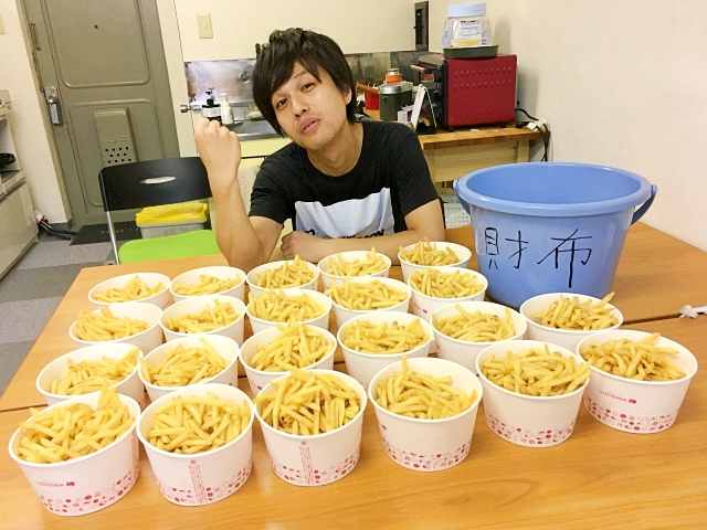 ロッテリア「バケツポテト」が“お値段そのまま”大増量「ウルトラまんが盛りポテト」に、年末年始の11日間限定 - ライブドアニュース