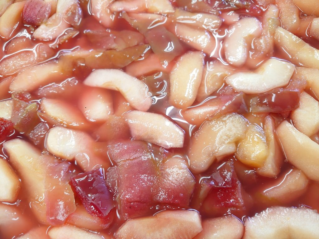 食品ロスに挑む、皮ごと真っ赤な紅玉のコンポート - mogu mogu MOGGY