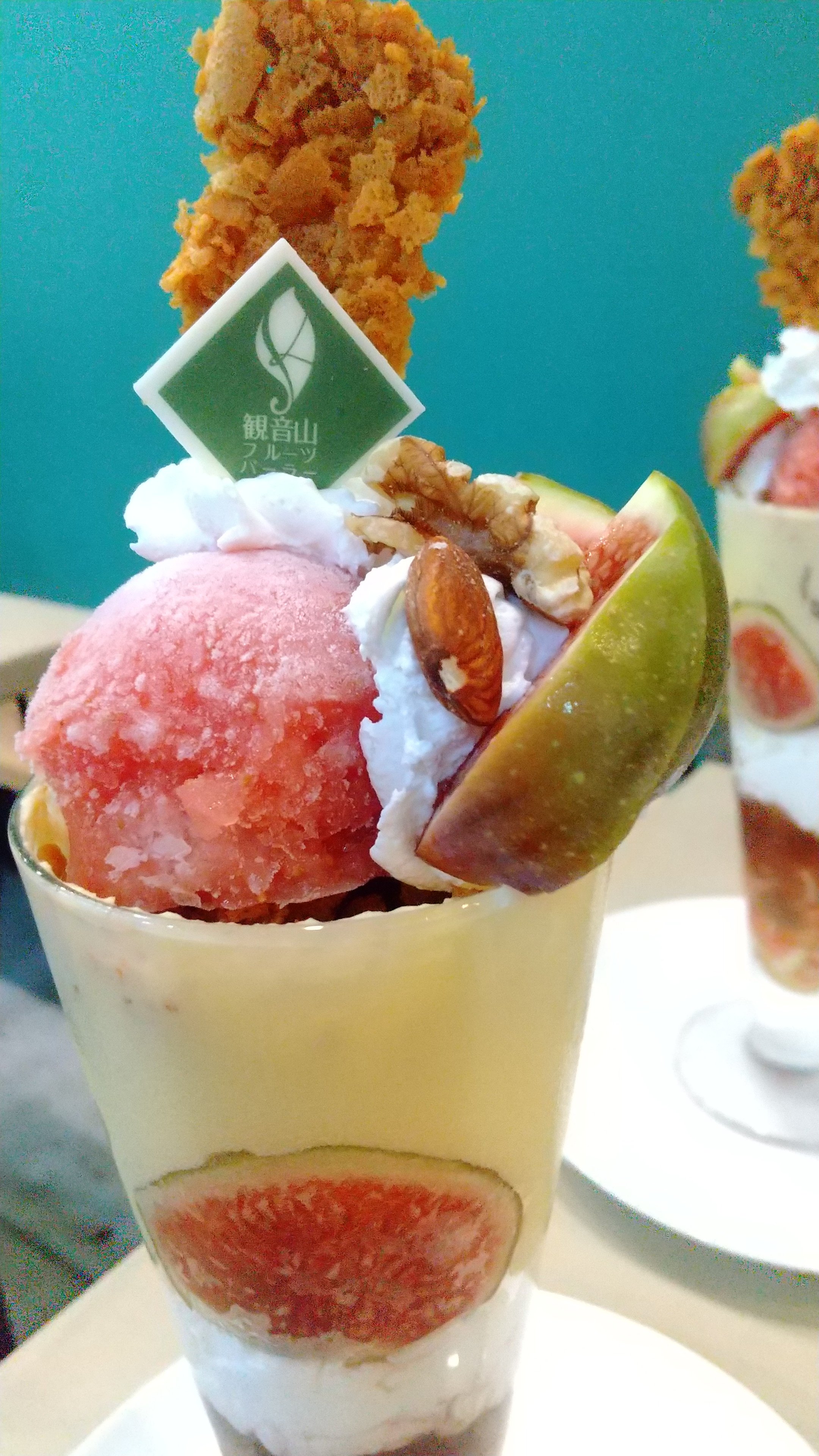 先日よりスタートした「無花果のパフェ2025」 今回のパフェ のテーマは「夜風」です。まだ残暑が厳しい昨今ですが、日が沈んで夜風を浴びた時、秋の足音を感じませんか？そんな季節の移り変わりを感じさせるような、秋らしい パフェに仕上げました。パーツの重心を少し低め