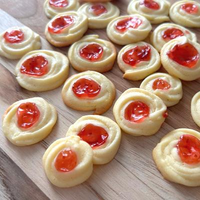 絞り出しジャムクッキー🫖✨, リクエストありがとうございます💌, 今回はアプリコットジャムをたっぷり使ったさっくり食感の絞り出しクッキーです🫶,甘酸っぱいジャムにバター風味のさっくり生地が相性抜群~♡, ちなみに、いちごジャムやマーマレードなどの他のジャムに変えても美味しくできあがります☺️,とってもかわいく美味しくできるのでぜひぜひ作ってみてくださいね🫰,