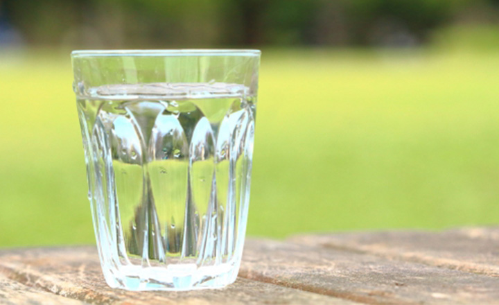 コップに入った水の無料イラストイラストセンタ