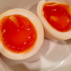 味玉を1つだけ作りたい時にも便利！少ない調味料でムラなく味付けできる簡単テクとはクラシル