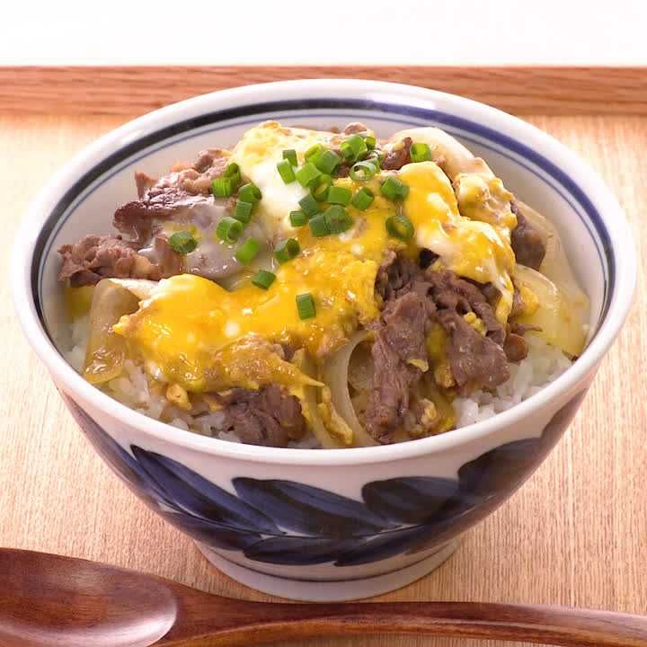 スタミナビーフ丼1-2人分 牛バラ肉 150ｇ 小麦粉 少々 たまねぎ 1 2個 ニラ 3-4本 ＊砂糖 大さじ１ ＊酒 大さじ１ ＊みりん大さじ１ ＊しょうゆ 大さじ２ ＊にんにく １片すりおろし 卵 1個 ごはん 適量 ⁡ １．牛肉はひと口大に切り、塩をしたら小麦粉を薄く付ける