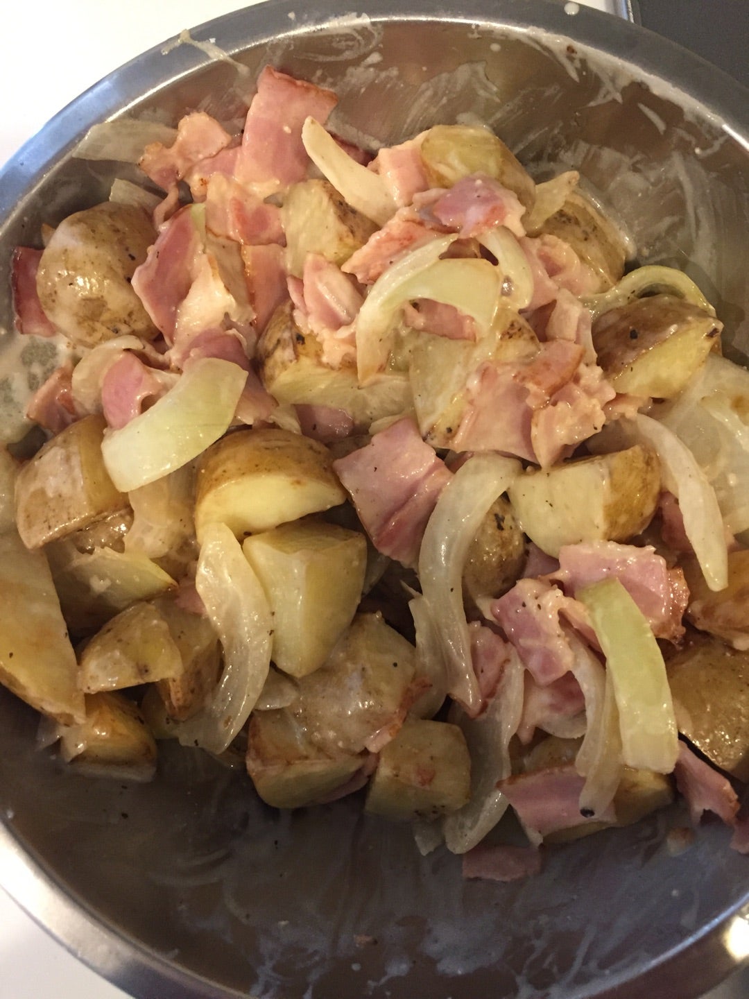 𓃟𓃟🐷ジャーマンポテト🥔と聞くとドイツ料理だと思う人も多いかと思いますが、ドイツにはいわゆるジャーマンポテトという料理はないです。ドイツではジャガイモとベーコンという意味でシュペックカルトッフェル Speckkartoffeln という名前で呼ばれているそうです🥔🐷,ジャガイモや玉ねぎ、ソーセージやベーコンはドイツでよく食べられている事から、🇩🇪『ドイツ風』という意味で🥔ジャーマンポテト🥔という