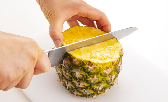 パイナップルの切り方 ,@riin_foodさんの投稿をご紹介します！ , @riin_food,美味しそう！作ってみたい！っと思った方はコメント欄に「✨」で教えて下さいね〜💓,＊,①パイナップルの上下を切り落としたら、立てた状態で上から下に、パイナップルの形に沿わせて皮を剥く。,薄すぎず厚すぎず、黄色い実が出てくるところまで ,