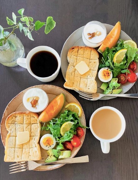 金属のプレートでサンドイッチのワンプレート朝ごはん暮らしとおしゃれの編集室