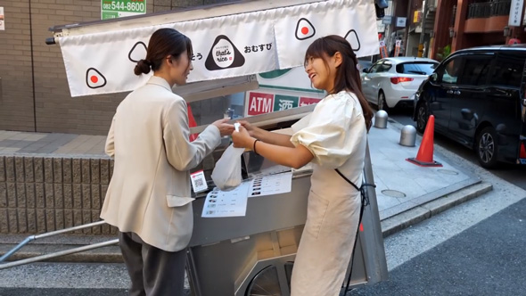 広島 ２７歳おにぎり美人が１００キロ超え屋台を引くワンオペおむすび物語