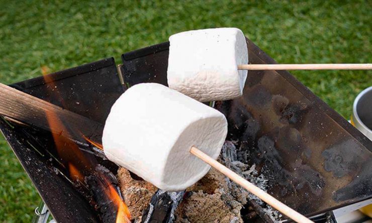 おうちでもアウトドアでも楽しめる！「焼きマシュマロ」の作り方講座キナリノ