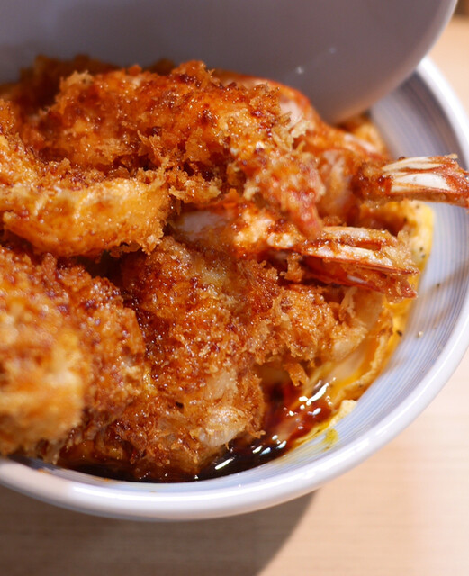 超特大海老フライのかつ丼が絶品
