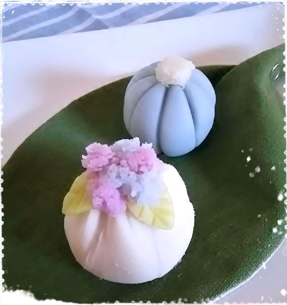 七月の上生菓子 \第一弾撫子 練り切り夏の訪れとともに咲き誇る繊細で可憐な撫子の花を練り切りで表現しました。 半夏生 練り切り夏 に咲く、半夏生の特徴的な白い葉と控えめな花の美しさを、練りきりで表現しました。 1個302円 税込甘味は人の心を和げる