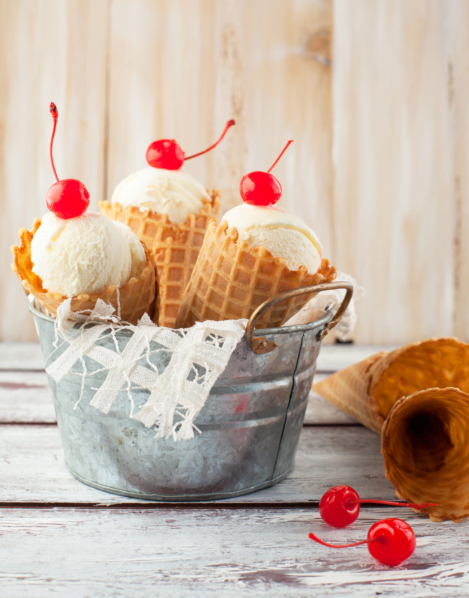 器に盛り付けたバニラアイスクリームの写真素材86748047- PIXTA