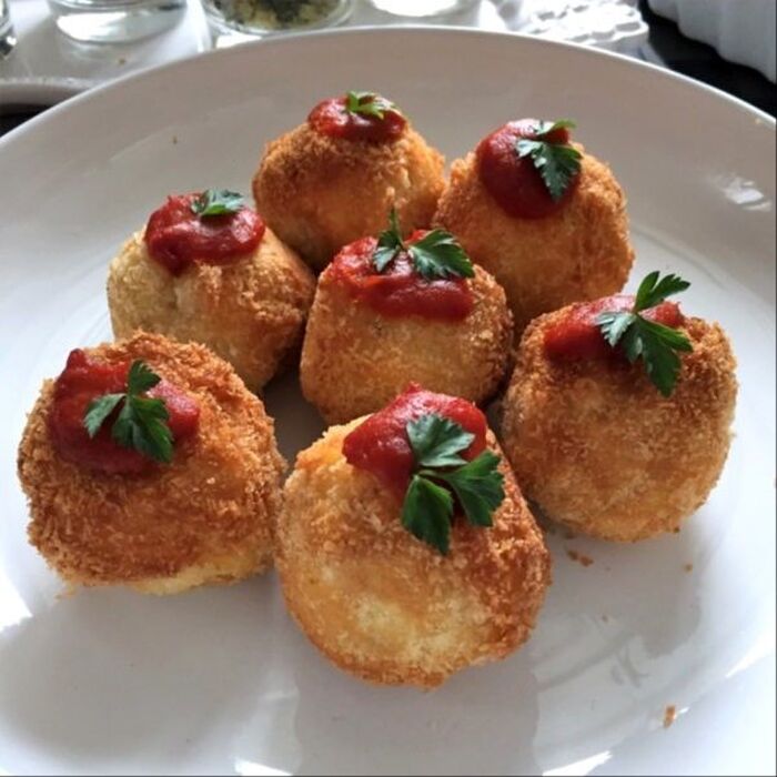 りんご入りポルペッティの赤ワイン煮