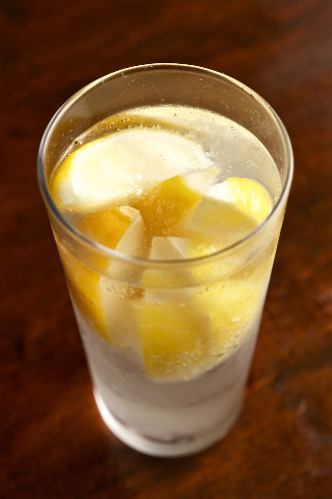 旬のレモンとはちみつレモンサワー。暮らしのことはちみつのある暮らしコラムはちみつ専門店 長坂養蜂場