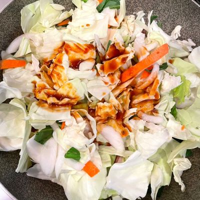 ホットプレートレシピ 辛くないチーズタッカルビホットプレートならいつでもみんなでわいわい♪はふはふ♪ 家事やる気がない日でも豪華にみえて作りたてを みんなでわいわい食べれて 会話がはずんだらモーマンたーい --- 材料：4人分 鶏もも肉 500g キャベツ1 2玉 小