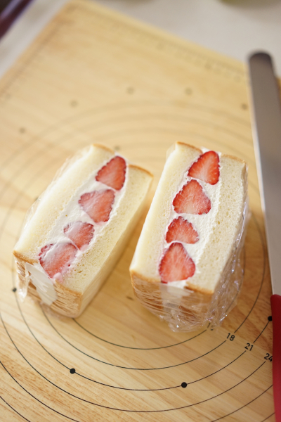 レシピ画像付 みかんのフルーツサンド こんにちは🙋🏻 今日は、年末年始という事で、こたつの上だったりお餅の上だったりにあるみかんを使って フルーツサンドを！ スーパーでもフルーツコーナーはみかんで占領されているといっても過言ではないし、この連休にぜひ作って