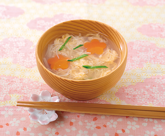 ごはんの記録. 🍴献立🍴 🍀焼き鯖寿司 🍀きゅうりとツナの中華和え 🍀にんじんしりしり 🍀厚揚げと小松菜の炒め煮🍀野菜の味噌汁 大根、人参、白菜🍀いちご . 今日の夜ごはんは焼き鯖寿司です。 フライパンで焼いた塩サバに酢飯、大葉、ガリをのせて ラップで