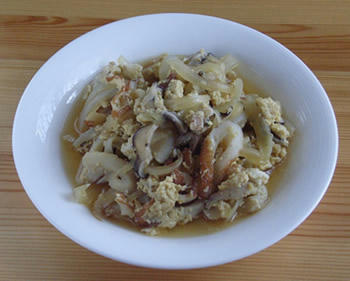 ちくわと玉ねぎと生しいたけの卵とじ