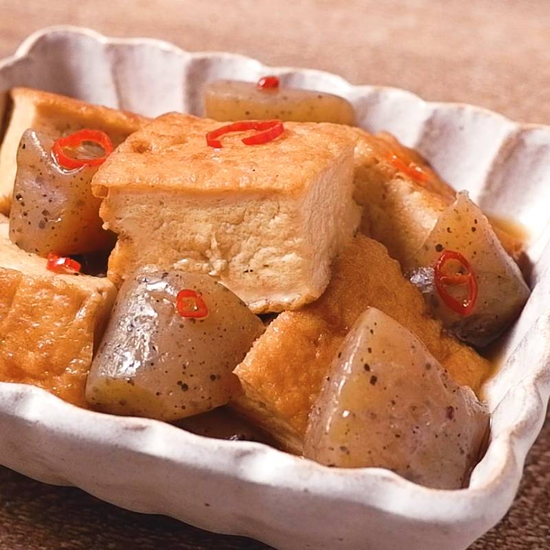 甘辛味がじゅわ～鶏肉とモチモチ♪豆腐もちの油揚げの袋煮