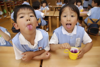 今日は夏休み最後の日ですね🌻 明日から学校を頑張ろう！ということで、おやつでかき氷をしました🍧 みんな舌の色がカラフルです🌈学童保育colors夏休み最後の日かき氷