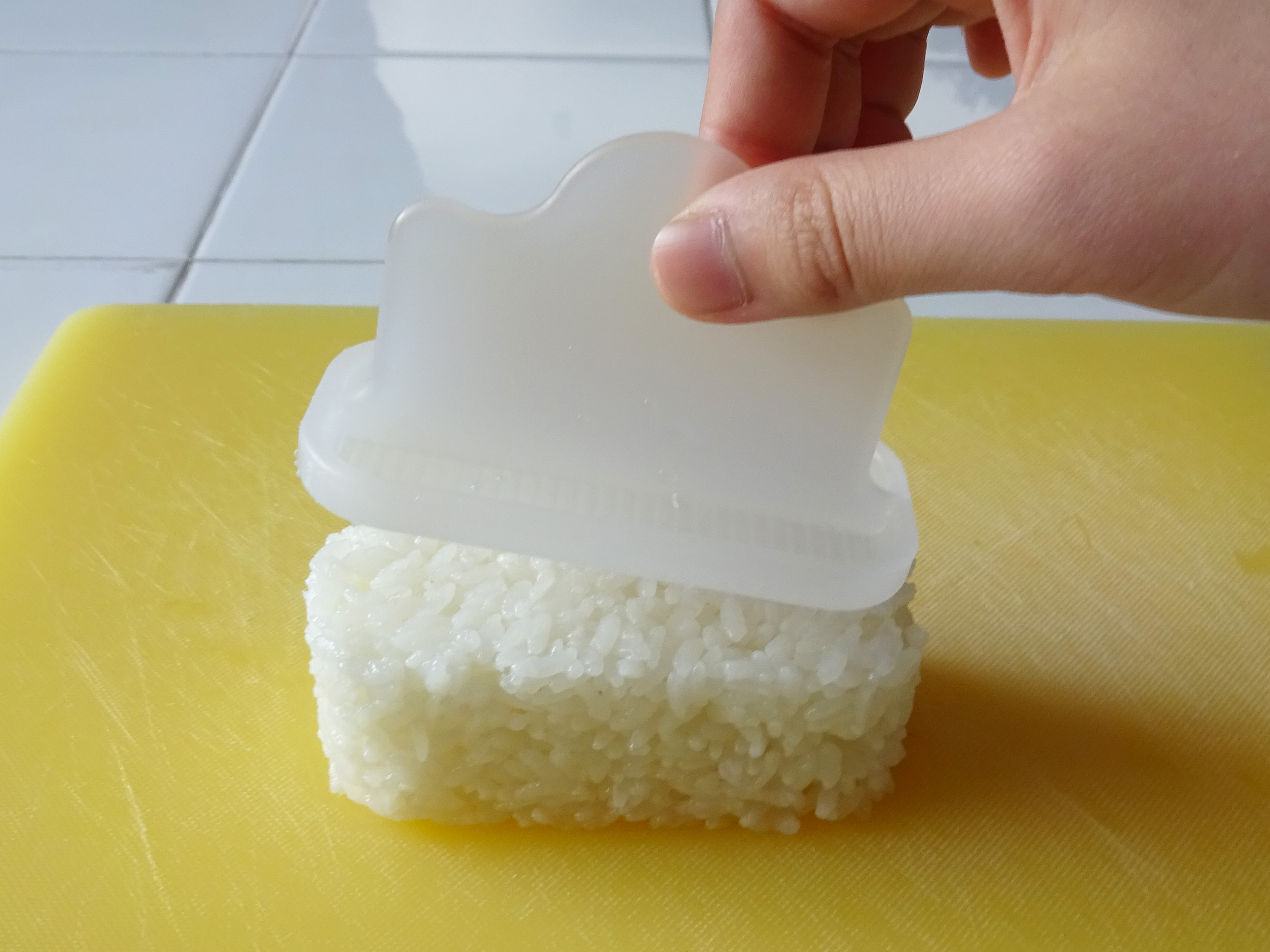 ファミマのスパムおにぎり SPAMむすび 、 大好きでよく食べてたんですがいつの間に変わっていて、前の方が好きだったな ！と食べるたびに旧バージョンに思いを馳せてしまう。 ハワイでよく見るのは右の方らしいんですが左の方は沖縄でよく見かけた気がするから、流派