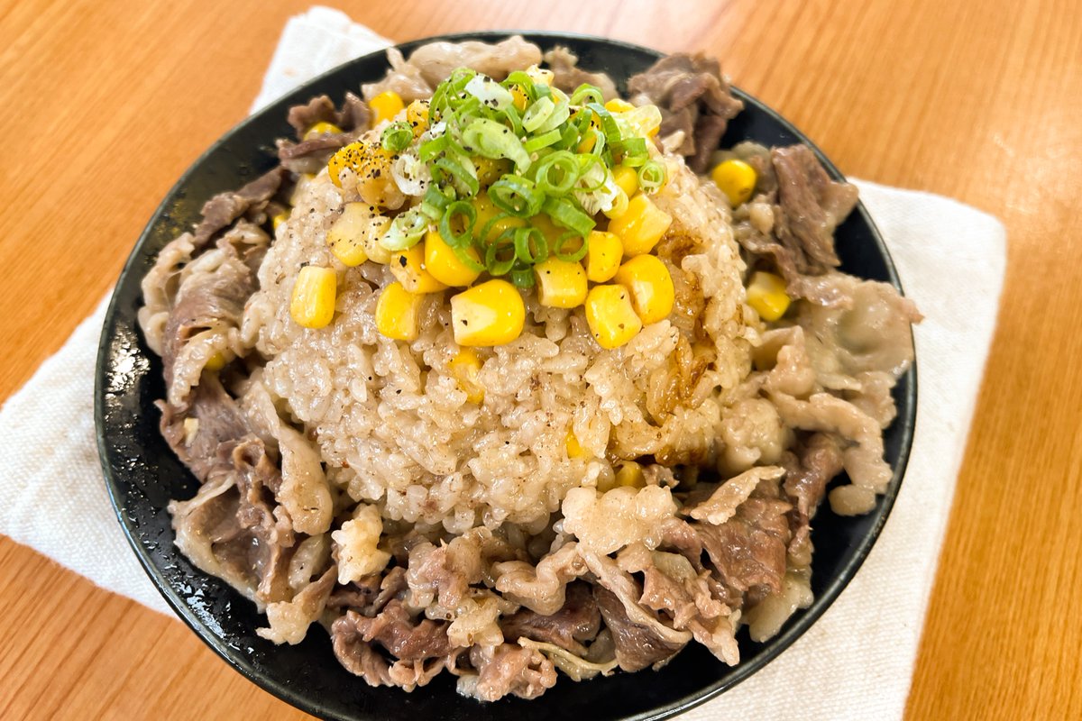 炊飯器で簡単「ペッパーランチ風牛肉ご飯」ペッパーライスが炊飯器で簡単！牛肉の旨味がギュッとご飯に染み込んで激旨‼炊飯器調理・レンジで作るスープ