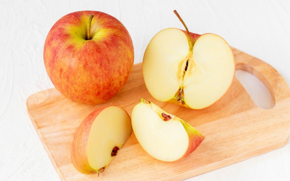 リンゴの飾り切り🍎 葉っぱの形に挑戦してみました。 カービングの切り方はやはり難しいです。 もっと練習すれば出来そう！いつもありがとうございます♪😊飾り切りフルーツフルーツカッティングリンゴ包丁