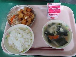 ふんわり唐揚げの献立 主食：たけのこと油揚げのおにぎり、汁物：チンゲン菜とキャベツのごま味噌汁 献立 ・メニュー 味の素パーク たべる楽しさを、もっと